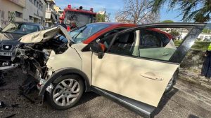 Σοβαρό τροχαίο στο Αγρίνιο – Αυτοκίνητο προσέκρουσε σε δέντρο έξω από σχολείο