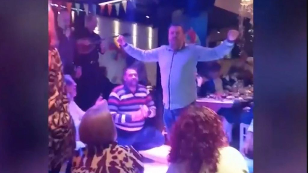 Αγρίνιο: Ο κοινοτάρχης και ο δράστης γλεντούσαν μαζί λίγο καιρό πριν το άγριο έγκλημα – Μαζί τους και η σύζυγος του 50χρονου