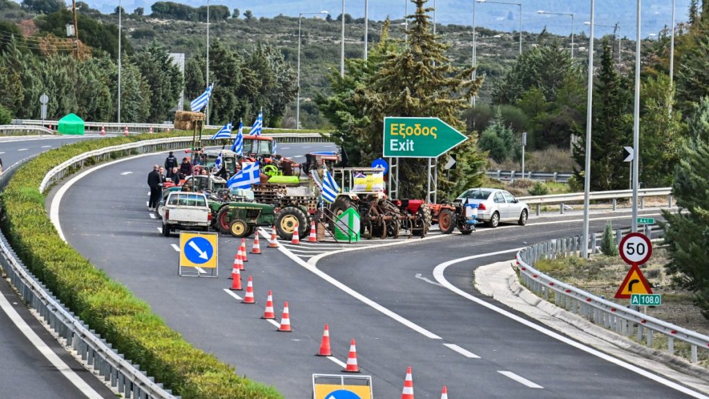 Αγρότες: «Αν μας ικανοποιήσουν τα μέτρα θα κάνουμε διάλογο» – «Τελείωσε η υπομονή» λέει η κυβέρνηση, την Τετάρτη η εξειδίκευση των μέτρων