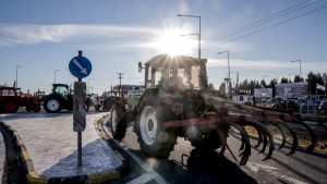 Αγρότες: Το απόγευμα η σύσκεψη στο μπλόκο της Νίκαιας ενόψει της συνάντησης με τον Πρωθυπουργό – Ποια είναι τα 14 αιτήματα