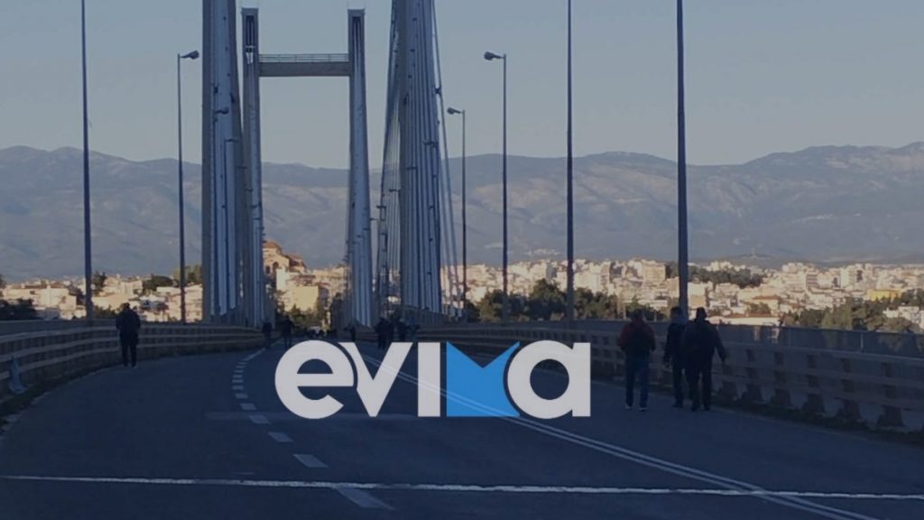 Χαλκίδα: Οδηγοί εγκαταλείπουν τα αυτοκίνητά τους στην Υψηλή Γέφυρα και φεύγουν με τα πόδια (Εικόνες)