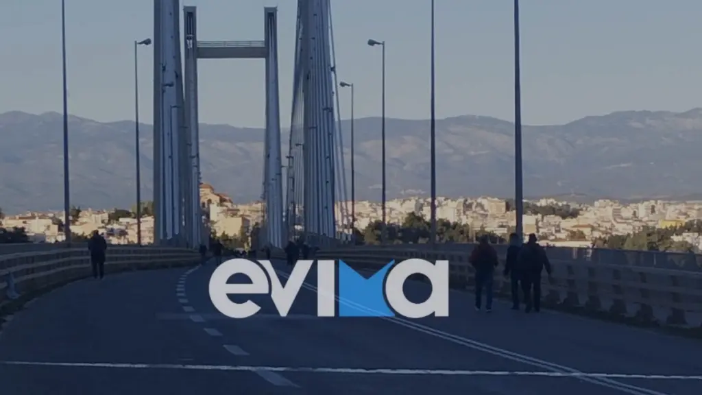 Χάος στην Χαλκίδα: Οδηγοί εγκαταλείπουν τα αυτοκίνητά τους στην Υψηλή Γέφυρα και φεύγουν με τα πόδια (Εικόνες)