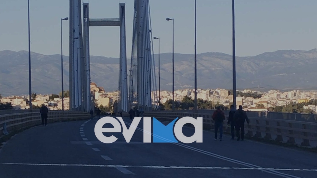 Χάος στην Χαλκίδα: Οδηγοί εγκαταλείπουν τα αυτοκίνητά τους στην Υψηλή Γέφυρα και φεύγουν με τα πόδια (Εικόνες)