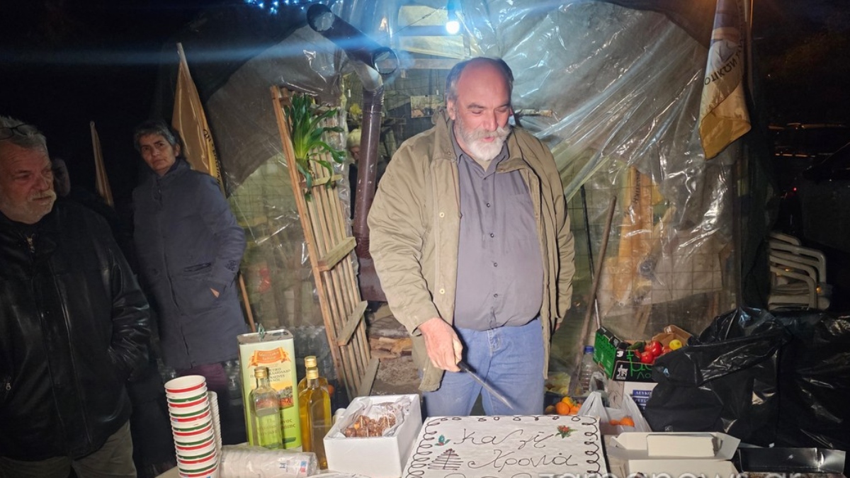 Χανιά: Έκοψαν βασιλόπιτα στα μπλόκα οι αγρότες (Βίντεο)