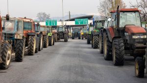 Πολύωροι αποκλεισμοί από τους αγρότες στα τελωνεία Προμαχώνα, Ευζώνων και Νίκης