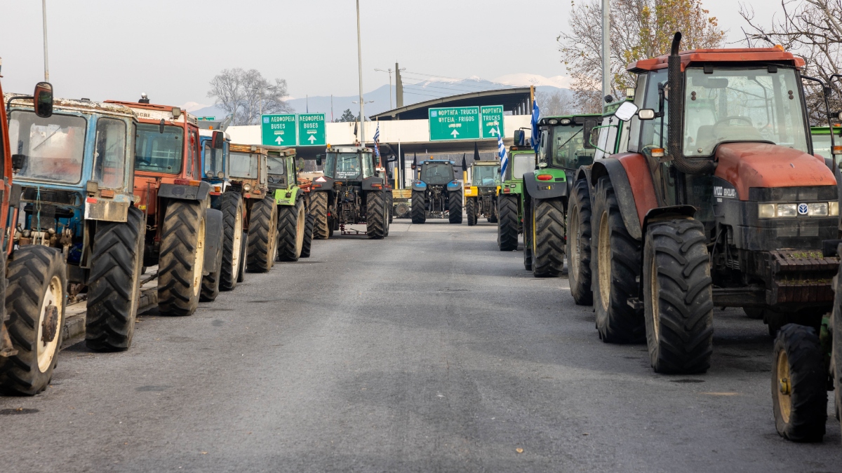 Πολύωροι αποκλεισμοί από τους αγρότες στα τελωνεία Προμαχώνα, Ευζώνων και Νίκης