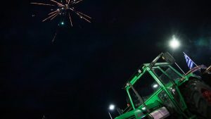 Πρωτοχρονιά στα μπλόκα για τους αγρότες – Ανοιχτοί οι δρόμοι για τους εκδρομείς