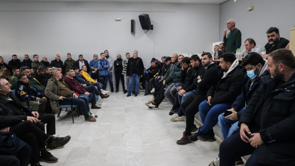 Μπλόκα αγροτών: Λένε “ναι” στον διάλογο με τον πρωθυπουργό – Ολοκληρώθηκε η σύσκεψη της Πανελλαδικής Επιτροπής