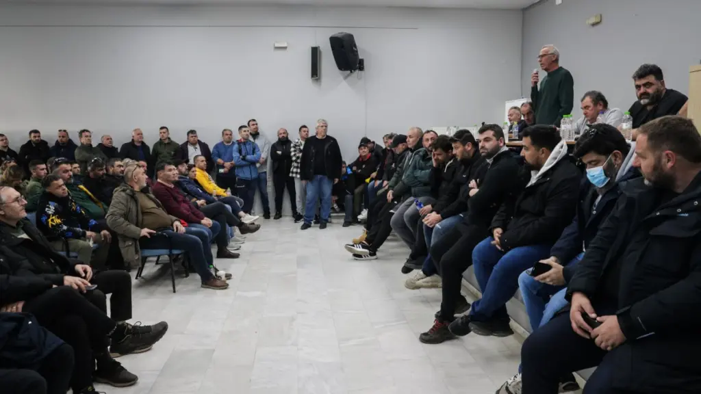 Μπλόκα αγροτών: Λένε “ναι” στον διάλογο με τον πρωθυπουργό – Παραμένουν στα μπλόκα τα τρακτέρ
