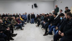 Μπλόκα αγροτών: Λένε “ναι” στον διάλογο με τον πρωθυπουργό – Παραμένουν στα μπλόκα τα τρακτέρ