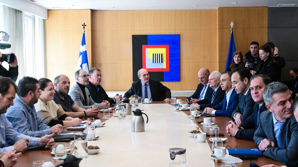 Συνάντηση Χατζηδάκη και Τσιάρα με αντιπροσωπεία των αγροτών – “Είμαστε εδώ να βρούμε λύσεις”