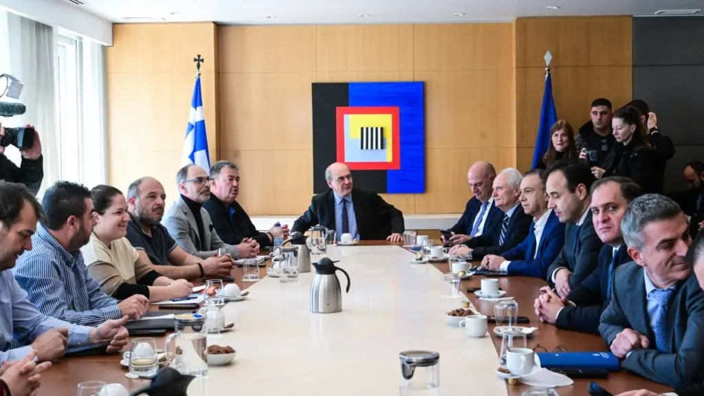 Ολοκληρώθηκε η συνάντηση Χατζηδάκη και Τσιάρα με αντιπροσωπεία των αγροτών έπειτα από 3,5 ώρες – “Είμαστε εδώ να βρούμε λύσεις”