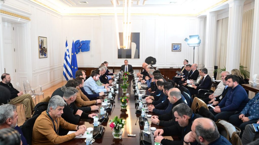 Μητσοτάκης μετά τη συνάντηση με αγρότες: Τέλος στον ειδικό φόρο στο πετρέλαιο, θα έχουν το φθηνότερο ρεύμα στην ΕΕ