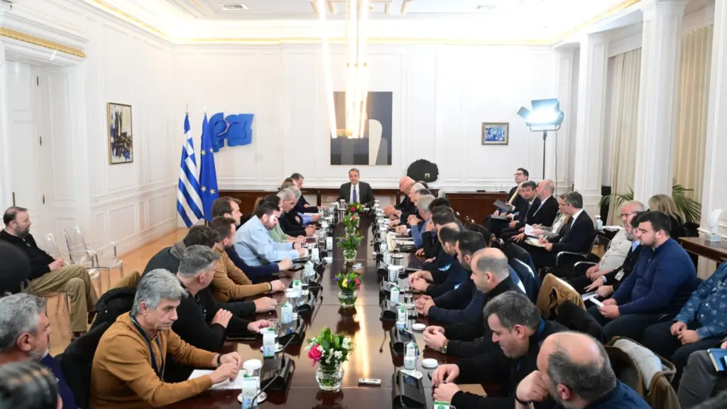 Μητσοτάκης μετά τη συνάντηση με αγρότες: Τέλος στον ειδικό φόρο στο πετρέλαιο, θα έχουν το φθηνότερο ρεύμα στην ΕΕ