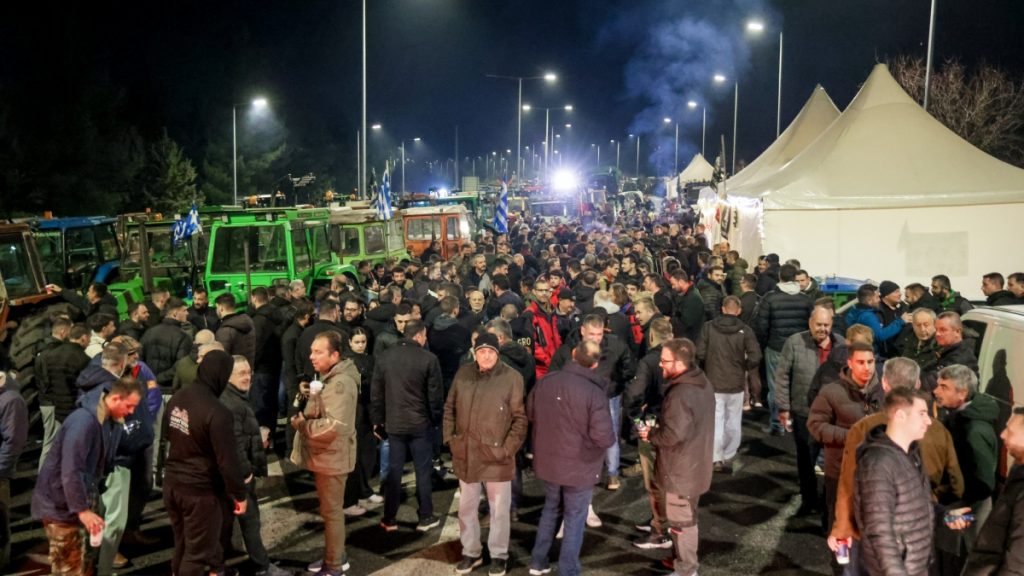 Αγρότες: «Κόβουν» στα δύο τη χώρα με 48ωρο αποκλεισμό σε εθνικές οδούς και παραδρόμους ζητώντας διάλογο με τον Πρωθυπουργό