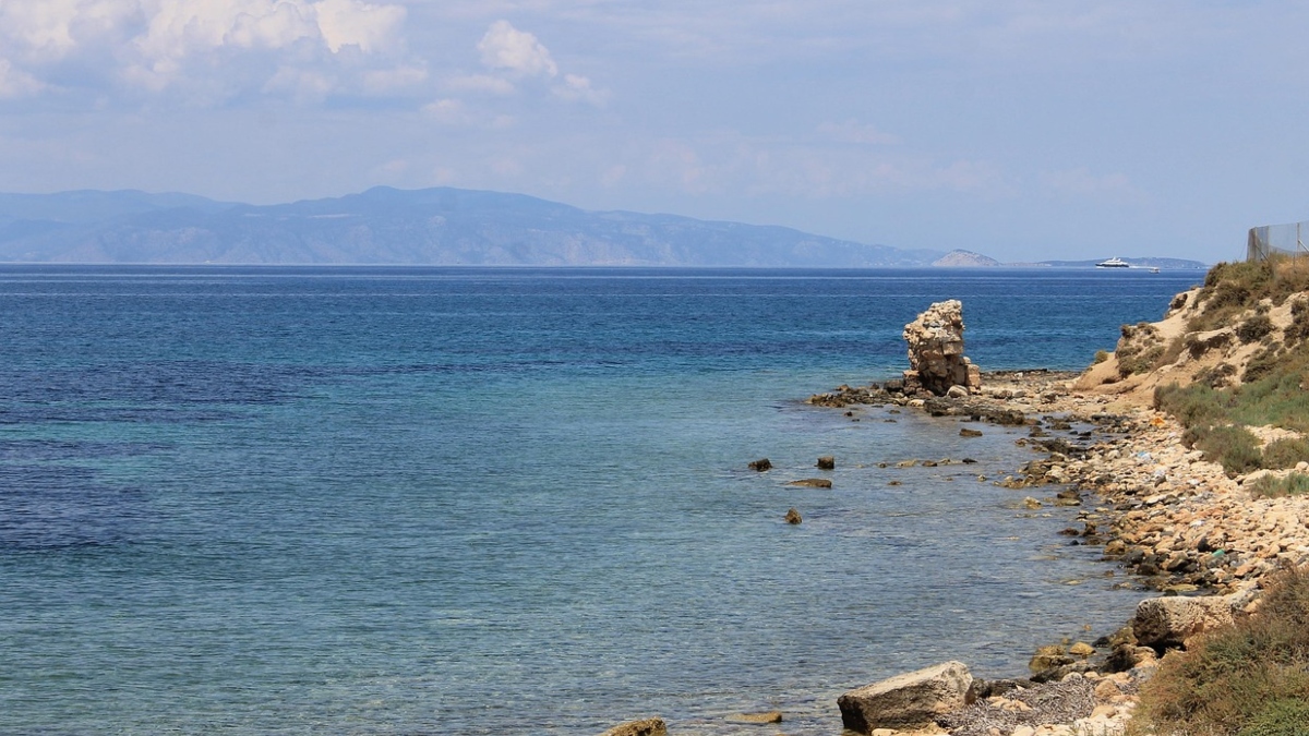 Αίγινα: Εντοπίστηκε σορός σε προχωρημένη σήψη σε βράχια στη Σουβάλα