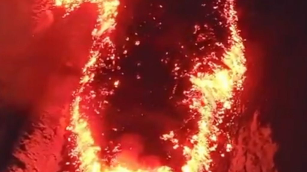 Αίτνα: Βρυχάται ξανά το μεγαλύτερο ενεργό ηφαίστειο της Ευρώπης – Δείτε τις απόκοσμες εικόνες (βίντεο)