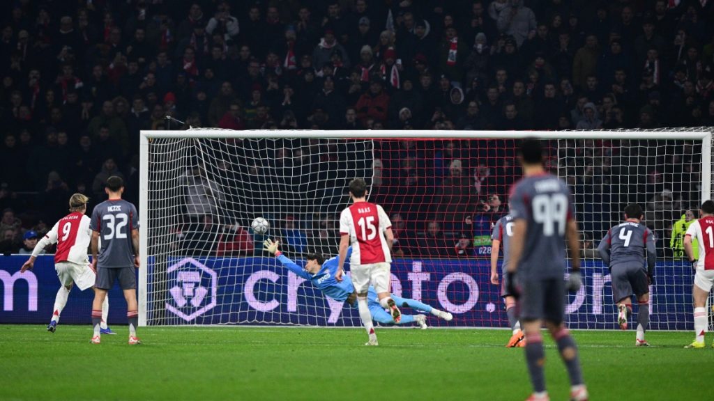 Άγιαξ – Ολυμπιακός: Πέναλτι μέσω VAR και ισοφάριση (1-1) για τους Ολλανδούς