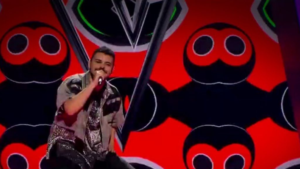 Akylas: Όταν ερμήνευε το «Born this way» της Lady Gaga στα knockouts του The Voice of Greece (vid)