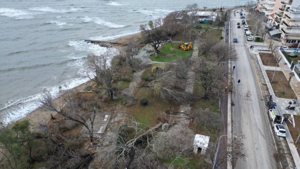 Αλεξανδρούπολη: Εικόνες καταστροφής μετά τον ανεμοστρόβιλο – «Τέτοια φαινόμενα θα εκδηλώνονται συχνότερα» λέει ο Λέκκας