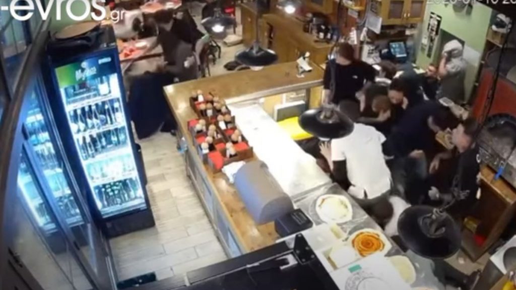 Στιγμές τρόμου στην Αλεξανδρούπολη – Βίντεο από τον “ανεμοστρόβιλο” που χτυπάει εστιατόριο με κόσμο