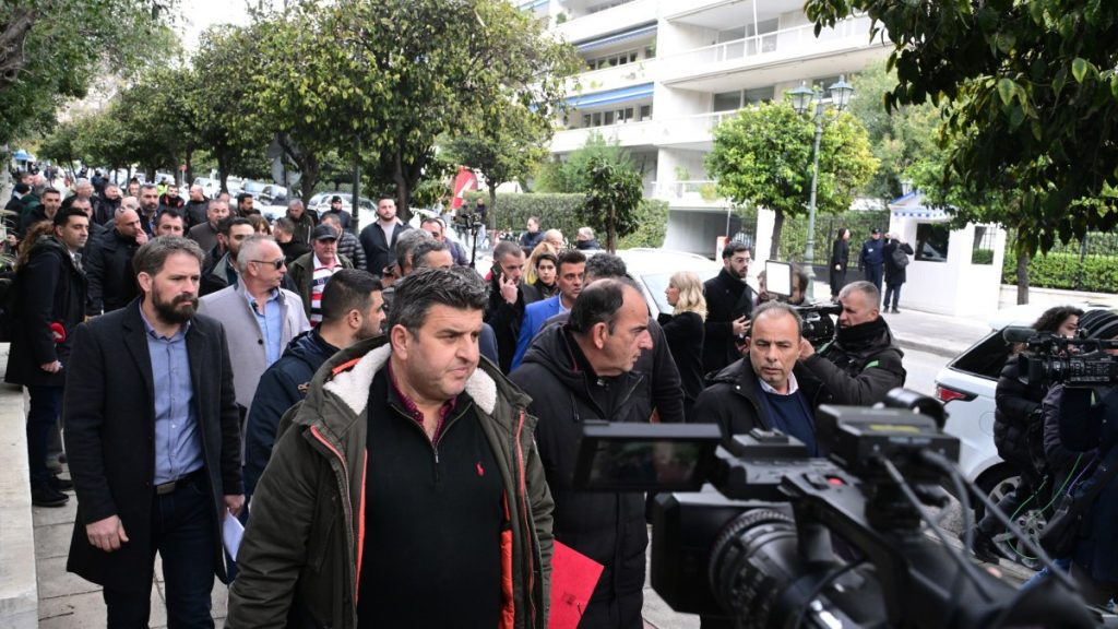 Αγρότες: Απομακρύνονται τα τρακτέρ από τα μπλόκα – “Εξετάζουμε συλλαλητήριο στην Αθήνα”, λέει ο Αλειφτήρας