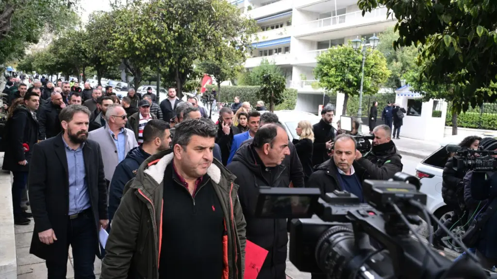 Αγρότες: Απομακρύνονται τα τρακτέρ από τα μπλόκα – “Εξετάζουμε συλλαλητήριο στην Αθήνα”, λέει ο Αλειφτήρας