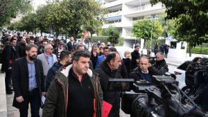 Αγρότες: Απομακρύνονται τα τρακτέρ από τα μπλόκα – “Εξετάζουμε συλλαλητήριο στην Αθήνα”, λέει ο Αλειφτήρας