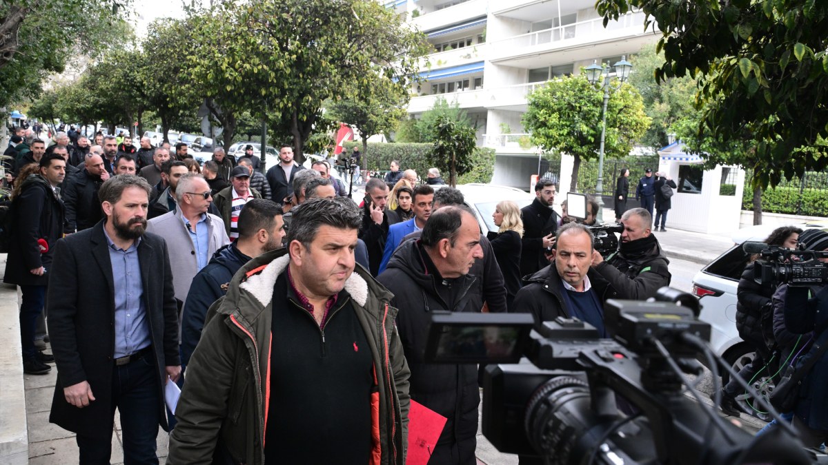 Αγρότες: Απομακρύνονται τα τρακτέρ από τα μπλόκα – “Εξετάζουμε συλλαλητήριο στην Αθήνα”, λέει ο Αλειφτήρας