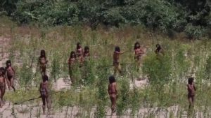 Απομονωμένη φυλή στον Αμαζόνιο καταγράφεται σε βίντεο – Ο φόβος των ιθαγενών που μετατράπηκε σε περιέργεια