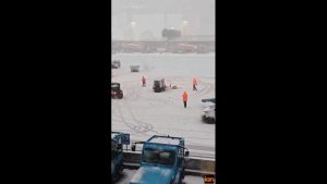 Άμστερνταμ: Χάος σε αεροπλάνα και τρένα λόγω χιονιού – Πάνω από 500 πτήσεις ακυρώθηκαν στο Σίπχολ