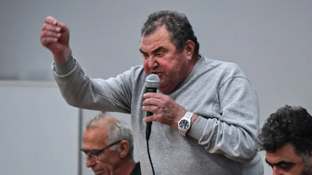 Ο Ανεστίδης ζήτησε “συγγνώμη” και επιμένει ότι θα πάει στη συνάντηση της Δευτέρας – Ανεπιθύμητος στο Μαξίμου μετά τις ύβρεις κατά Μητσοτάκη
