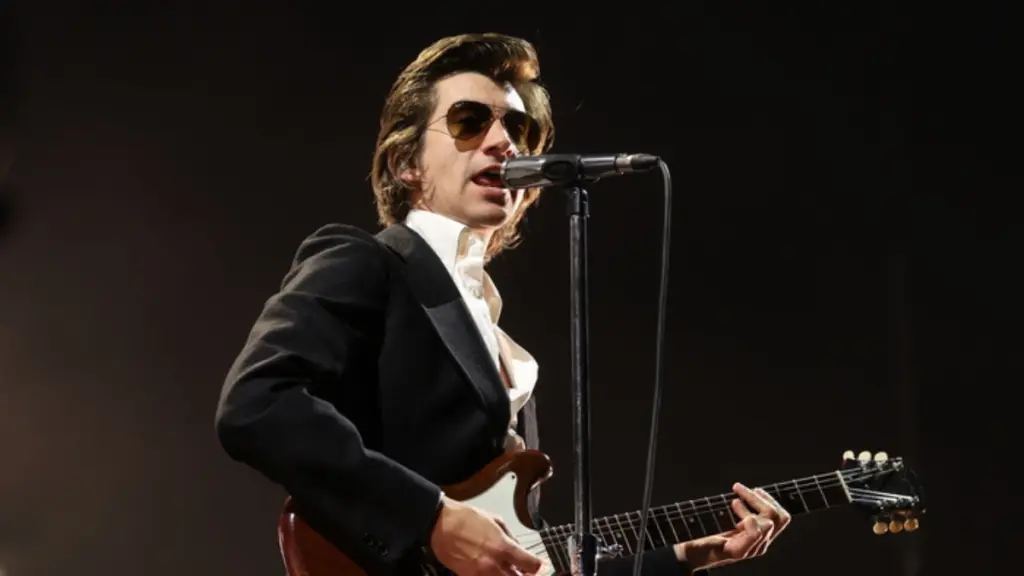 Arctic Monkeys: Κυκλοφορούν ένα ολοκαίνουργιο τραγούδι για να στηρίξουν τον οργανισμό War Child