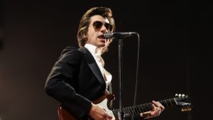 Arctic Monkeys: Κυκλοφορούν ένα ολοκαίνουργιο τραγούδι για να στηρίξουν τον οργανισμό War Child