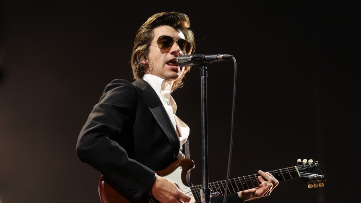 Arctic Monkeys: Κυκλοφορούν ένα ολοκαίνουργιο τραγούδι για να στηρίξουν τον οργανισμό War Child