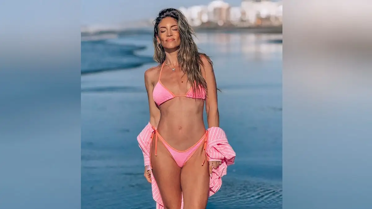 Η Αθηνά Οικονομάκου στις παραλίες της Αργεντινής – Ροζ μπικίνι και καλοκαιρινή διάθεση