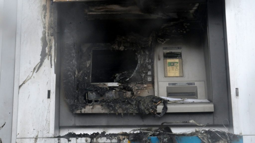 Φωτιά σε ΑΤΜ στο κέντρο της Θεσσαλονίκης από εμπρηστική επίθεση – Την έσβησε περαστικός