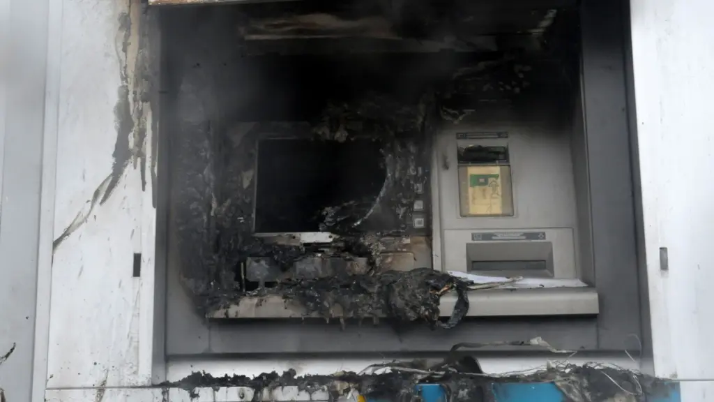 Φωτιά σε ΑΤΜ στο κέντρο της Θεσσαλονίκης από εμπρηστική επίθεση – Την έσβησε περαστικός