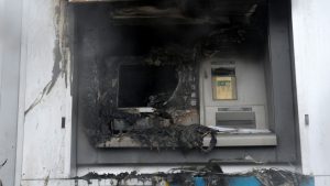 Φωτιά σε ΑΤΜ στο κέντρο της Θεσσαλονίκης από εμπρηστική επίθεση – Την έσβησε περαστικός