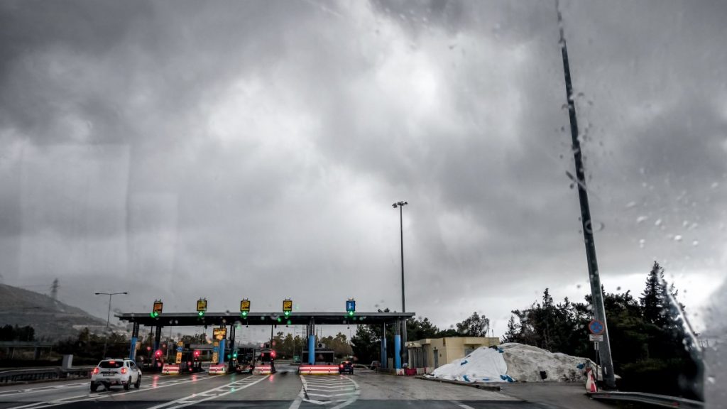 Καιρός: Άνοιξαν οι ουρανοί στην Αττική – Δείτε εικόνες