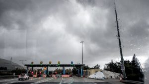 Καιρός: Άνοιξαν οι ουρανοί στην Αττική – Δείτε εικόνες