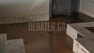 Βάρκιζα: Αγανακτισμένοι οι κάτοικοι – “Με λίγη βροχή πλημμυρίζουμε, πνίγηκε σκυλάκι γειτόνισσας” (βίντεο)