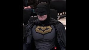 ΗΠΑ: Άνδρας ντύθηκε Μπάτμαν και διαμαρτυρήθηκε για την ICE σε δημοτικό συμβούλιο (βίντεο)