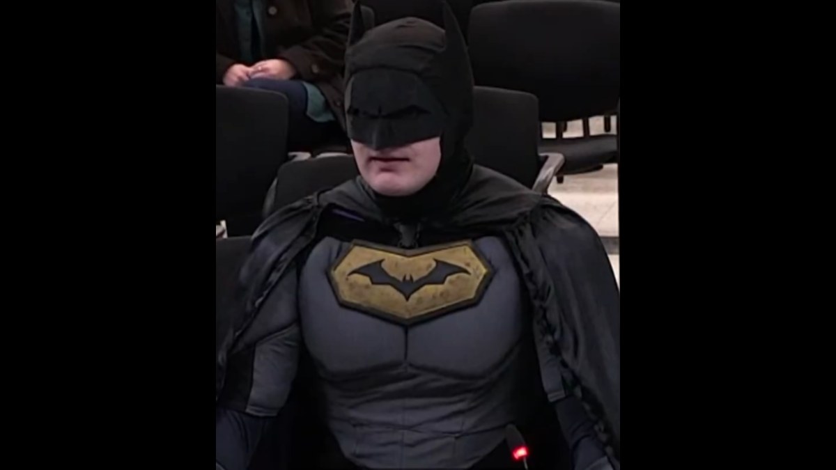 ΗΠΑ: Άνδρας ντύθηκε Μπάτμαν και διαμαρτυρήθηκε για την ICE σε δημοτικό συμβούλιο (βίντεο)