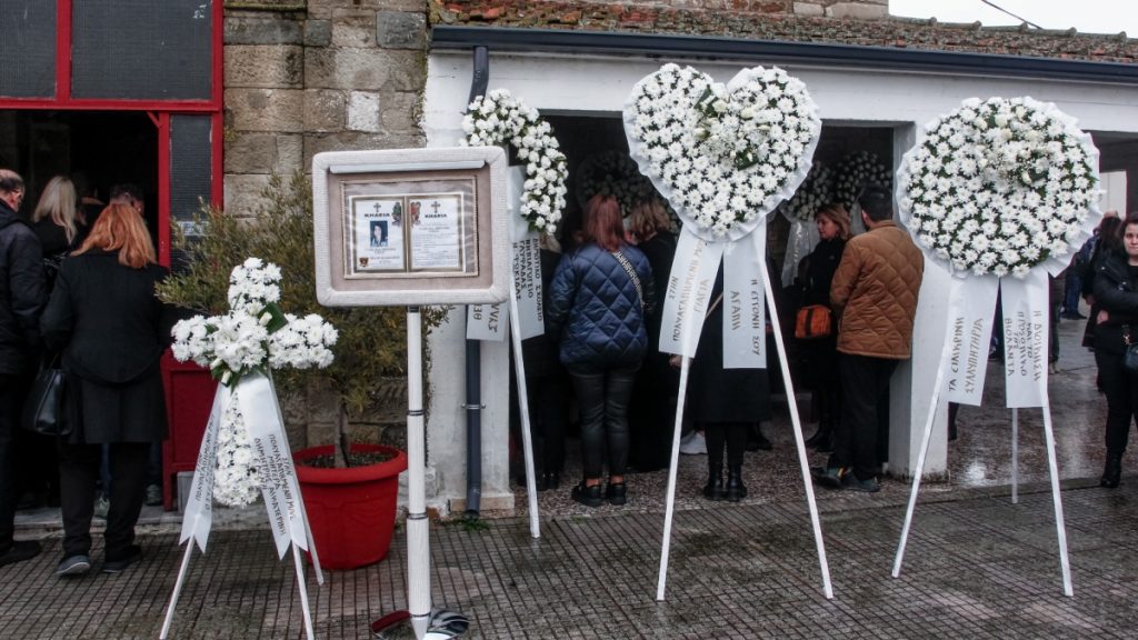 Σε κλίμα οδύνης οι κηδείες των τριών εργαζομένων της “Βιολάντα” – Σήμερα το τελευταίο “αντίο” στην Βασιλική και την Ελένη