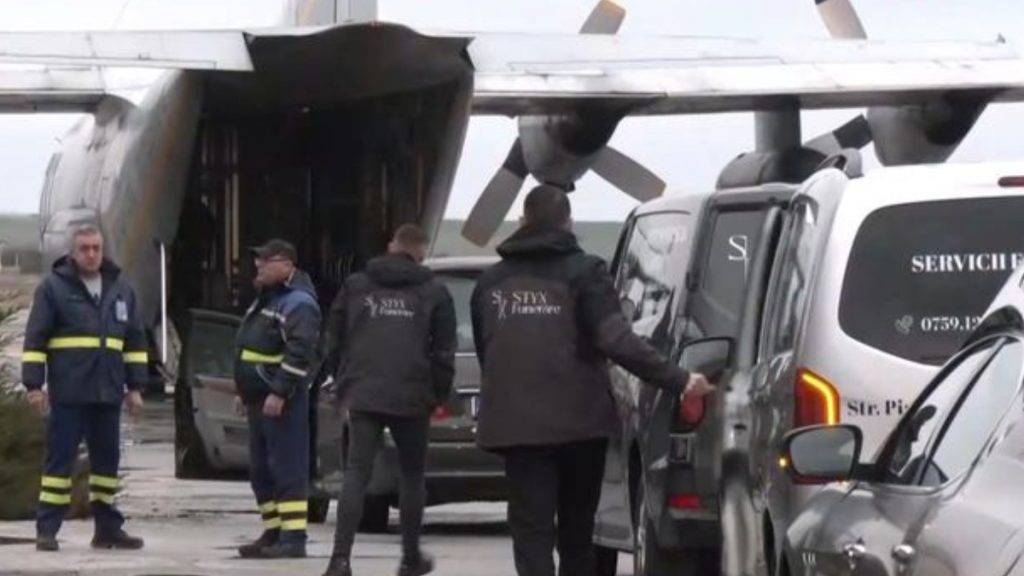 Προσγειώθηκε στο αεροδρόμιο «Μακεδονία» της Θεσσαλονίκης το C-130 με τις σορούς των επτά αδικοχαμένων οπαδών του ΠΑΟΚ