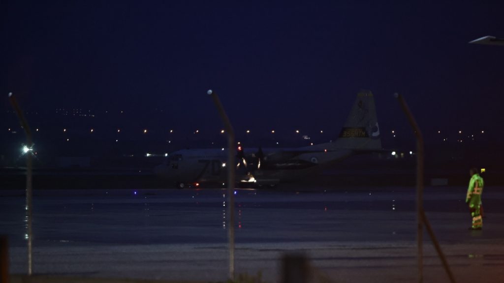 Προσγειώθηκε στο αεροδρόμιο «Μακεδονία» της Θεσσαλονίκης το C-130 με τις σορούς των επτά αδικοχαμένων οπαδών του ΠΑΟΚ