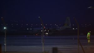 Προσγειώθηκε στο αεροδρόμιο «Μακεδονία» της Θεσσαλονίκης το C-130 με τις σορούς των επτά αδικοχαμένων οπαδών του ΠΑΟΚ