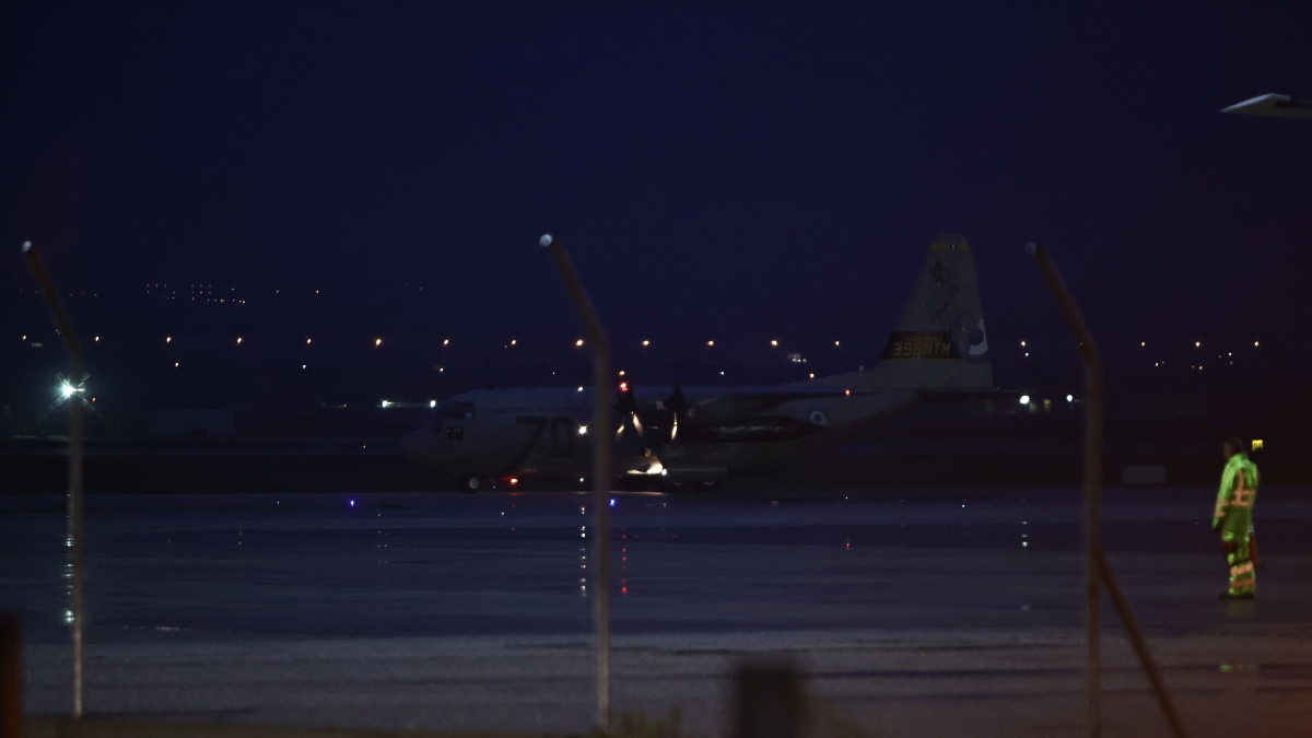 Προσγειώθηκε στο αεροδρόμιο «Μακεδονία» της Θεσσαλονίκης το C-130 με τις σορούς των επτά αδικοχαμένων οπαδών του ΠΑΟΚ