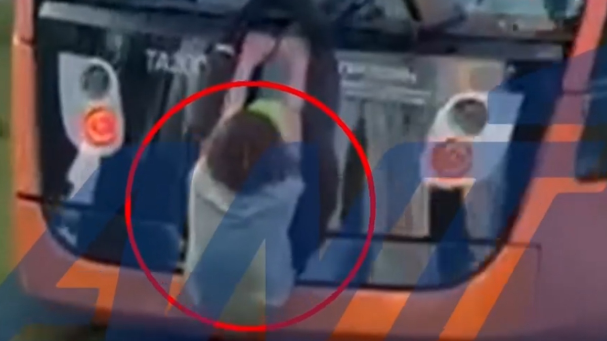 Νέο επικίνδυνο challenge: Ανήλικος κρέμεται από εν κινήσει τραμ στην Αθήνα – Δείτε το βίντεο